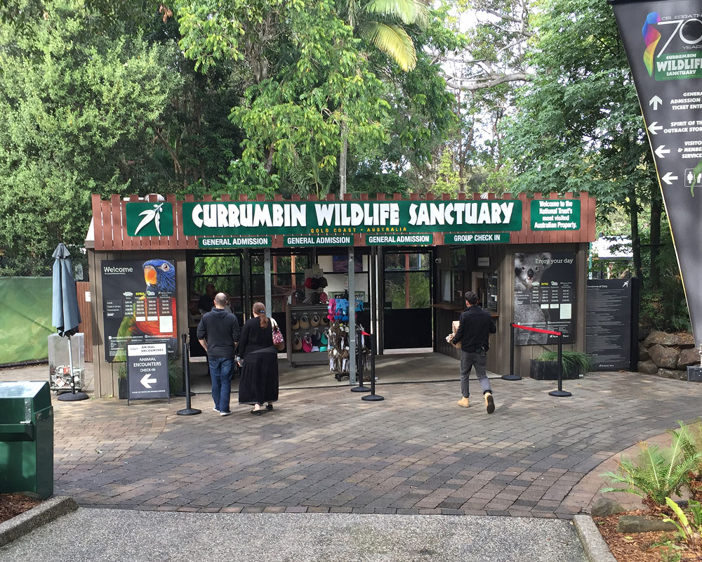 Currumbin Wildlife Sanctuary入り口を入るとカフェがあります。さらに奥に入園ブースがありますのでチケットを購入していよいよ入園になります。